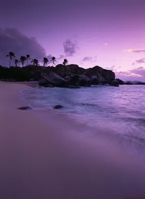 Сиреневый закат и волна с пеной на пляже - обои на рабочий стол