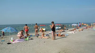 Как выглядит центральный пляж Скадовска возле \"Парка развлечений\".