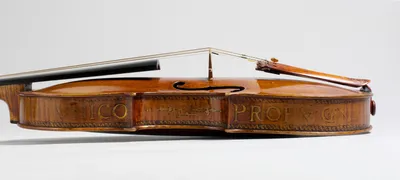 В запорожском аэропорту предотвратили вывоз старинной скрипки Амати —  Украина