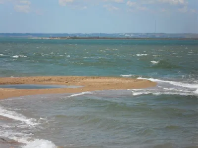 Тузлинская коса. Слева Азовское море, справа Черное море | Пикабу