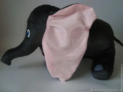 Слоненок Дамбо с гипер-ушами спит …» — создано в Шедевруме