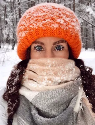 Снег девушки покрыл ресницы Стоковое Фото - изображение насчитывающей  утеха, играть: 66492122