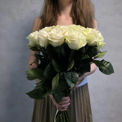 Купить Букет 19 желтых роз в черном крафте R672 в Москве, цена 4 590 руб.