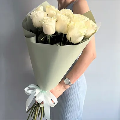 Букет из 21 белых роз сорта МОНДИАЛЬ 60см (ЭКВАДОР) с атласной лентой.  Свежие цветы - это самый крас, Цветы и подарки в Москве, купить по цене  7350 RUB, Другое в eifloria с доставкой | Flowwow