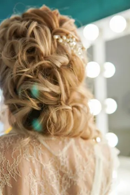 Свадебные прически 2024-2025 на длинные, средние и короткие волосы (100  фото): тренды, идеи, новинки, тенденции для невесты