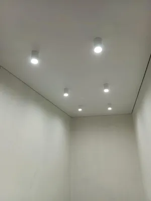 Матовый натяжной потолок со спотами в коридор - примеры работ компании  Росстрой