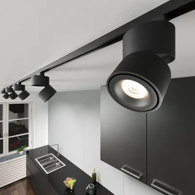 Черные спот ниши с линейными светильниками, люстра и трековые светильники  на натяжном потолке в гостиной