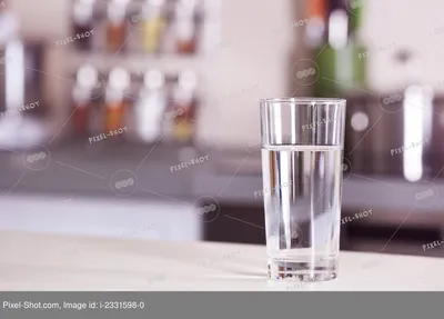 Стакан чистой воды на белом Стоковое Фото - изображение насчитывающей  падения, освежение: 174022164