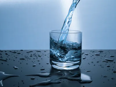 Стакан чистой воды изолированное на белом фоне Стоковое Изображение -  изображение насчитывающей чисто, жидкость: 189065933