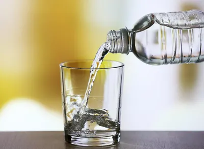 Стакан чистой воды на кухонном столе :: Стоковая фотография :: Pixel-Shot  Studio