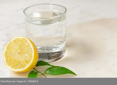 стакан чистой воды с лимонами на деревянном столе Фон Обои Изображение для  бесплатной загрузки - Pngtree
