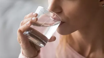 Зачем выпивать стакан воды утром натощак: польза и вред