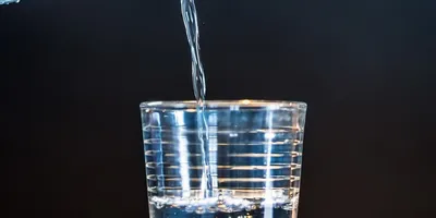 Ученые объяснили, чем опасен оставленный на ночь стакан воды | 03.11.2022,  ИноСМИ