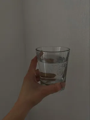 Изолированное на белом фоне стакан воды. Стоковое Фото - изображение  насчитывающей холодно, напитка: 208398558