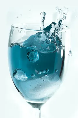 стакан воды на столе стоковое фото. изображение насчитывающей таблица -  230378750