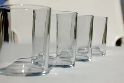стакан воды со льдом и слив воды в стакан на белом фоне стола Стоковое Фото  - изображение насчитывающей льдед, одно: 221549592