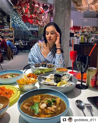 Морской бургер 🍔 🌊 Нежная котлета из креветок и кальмаров, хумус и овощи  😏 Такое сочетание определенно стоит вашего внимания 🧡 | Instagram