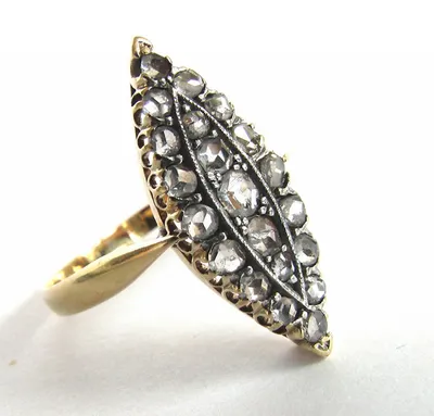 Кольцо из золота и серебра с бриллиантами и изумрудными розетками, начало  1900-х годов |