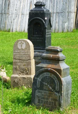 Старинные разбитые надгробия. Stock Photo | Adobe Stock