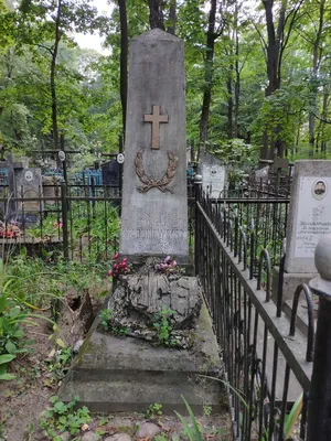 На Егошихинском кладбище Перми разрушили старинные надгробия - фото