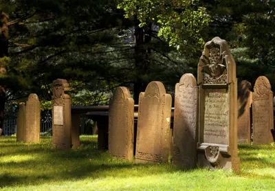 Старые ветхие надгробные памятники многих эпох строятся по газонам и  тропинкам, кладбище Оквуд, Читтенанго, Нью-Йорк, 2018 Редакционное Фото -  изображение насчитывающей надгробные, кладбище: 136390531
