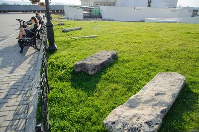 В Тюмени нашли фрагмент старинного надгробия 18-летней девушки