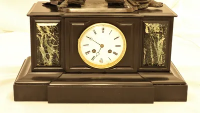Старинные настольные механические часы в хрустальном корпусе.