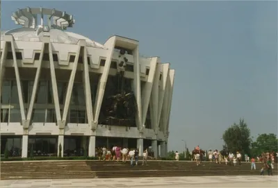 Молдова. кишинев 061922. вид центральной улицы города и старых зданий с  необычной архитектурой. Редакционное Изображение - изображение  насчитывающей европейско, тень: 258180670