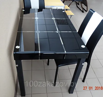 Современный кухонный стол KN 13M со столешницей из серого ударопрочного  стекла и раздвижным механизмом, от магазине кухонной мебели в Петрозаводске