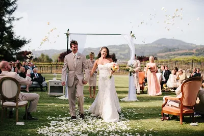 Фотозона из цветов на свадьбу, цветочная фотозона на свадьбу