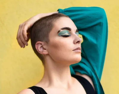 Новогодний макияж: идеи визажистов, которым доверяют Хейли Бибер, Кайя  Гербер и Зендая | BURO.