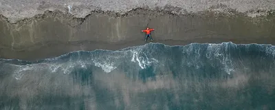 Молодая красивая девушка сидит на пляже возле моря и фотографирует ее по  телефону Летний сезон Море и пляж Стоковое Фото - изображение насчитывающей  напольно, красивейшее: 162911840