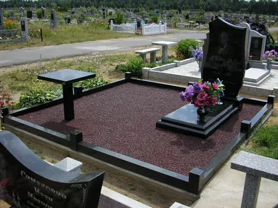 Гранитные столы на могилу, прямые лавочки и угловые скамейки на кладбище