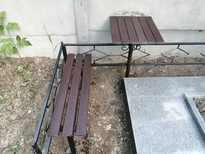 Скамейка и столик на кладбище в Екатеринбурге