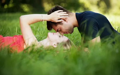 Страстная любовь в парке осени Молодая пара Стоковое Фото - изображение  насчитывающей релаксация, женщина: 101366120