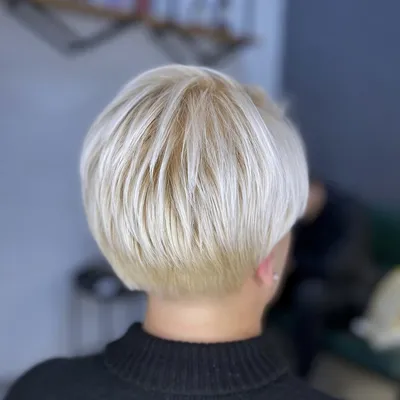 Модные стрижки 2021 – в моде женская стрижка шапочка или bowl cut фото -  Главред