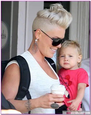 pink grabs coffee in nyc with willow | Pink singer, Beautiful hair, Short  hair styles