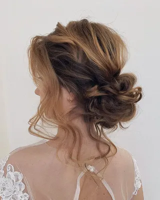 ПРИЧЕСКИ ОБУЧЕНИЕ в Instagram: «Вот такой текстурный пучок из локонов  собирали сегодня на базово… | Причёска для невесты, Идеи для волос,  Прически для длинных волос