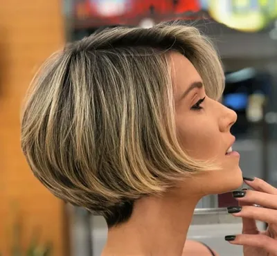 100%) Короткая женская стрижка каре на ножке 2022-2023: 104 фото | Short  hair cuts, Short hair with layers, Short layered haircuts