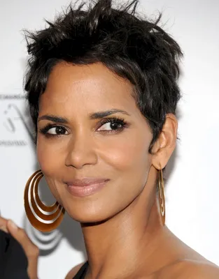 Pin by Amias Bakshi on Hollywőöđ Actresses | Halle berry hairstyles,  Celebrity wigs, Halle berry style