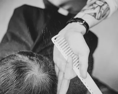 11 причин выпадения волос у мужчин | FIRM Barbershop