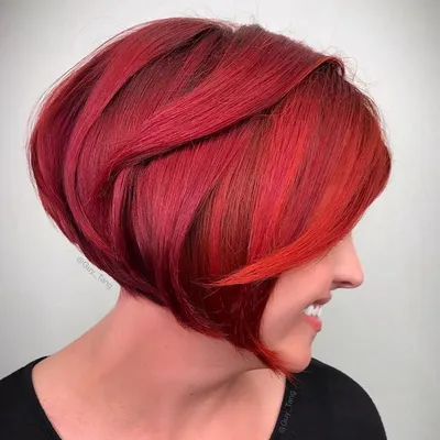 Красно-рыжие волосы: 15 примеров для смелых и независимых леди | Волнистые  боб прически, Прерывистые прически боба, Прическа боб