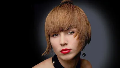 Женские стрижки на средние волосы с челкой 2024: каре, каскад, фото
