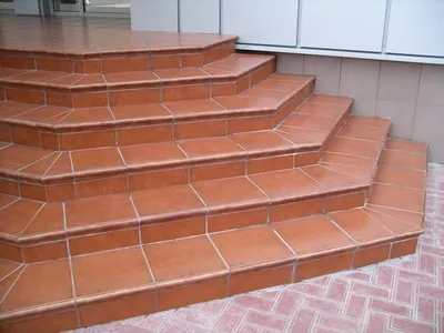 Облицовка ступеней лестницы керамической плиткой для ступеней: технологии и  расценки | Интернет-магазин