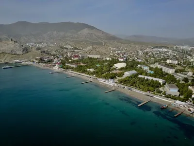 переполненный пляж и набережная на приморском курорте Судак в городе Крым.  на фоне горы и крепости Редакционное Изображение - изображение  насчитывающей каникула, крым: 232394565