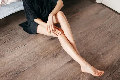 больная сухая кожа на ногах сухие обезвоженные ноги женщины Стоковое  Изображение - изображение насчитывающей излечите, смотрит: 162584537