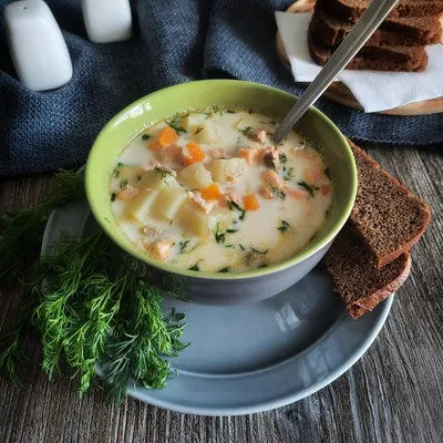 Суп из красной рыбы с зелёным горошком и оливками - Лайфхакер