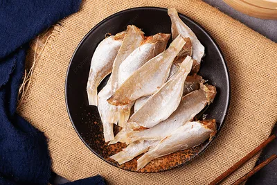соленая сушеная рыба на тарелке Стоковое Фото - изображение насчитывающей  использовано, плита: 225836018