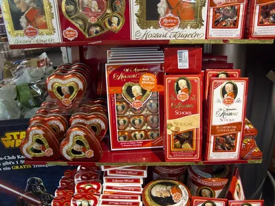 ВЕНА, АВСТРИЯ: Сувениры в рынке для туристов Редакционное Изображение -  изображение насчитывающей известно, дело: 153852790
