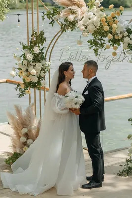 Современная свадьба с церемонией у воды и нежным декором из полевых цветов  от Morozova Wedding